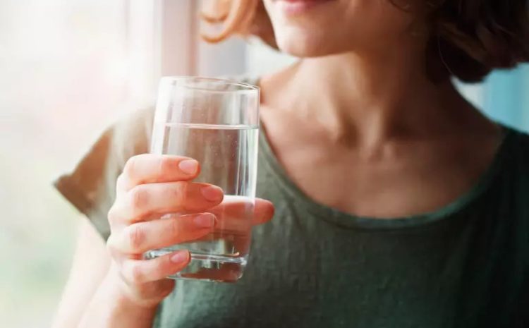  5 beneficios de beber agua por la mañana